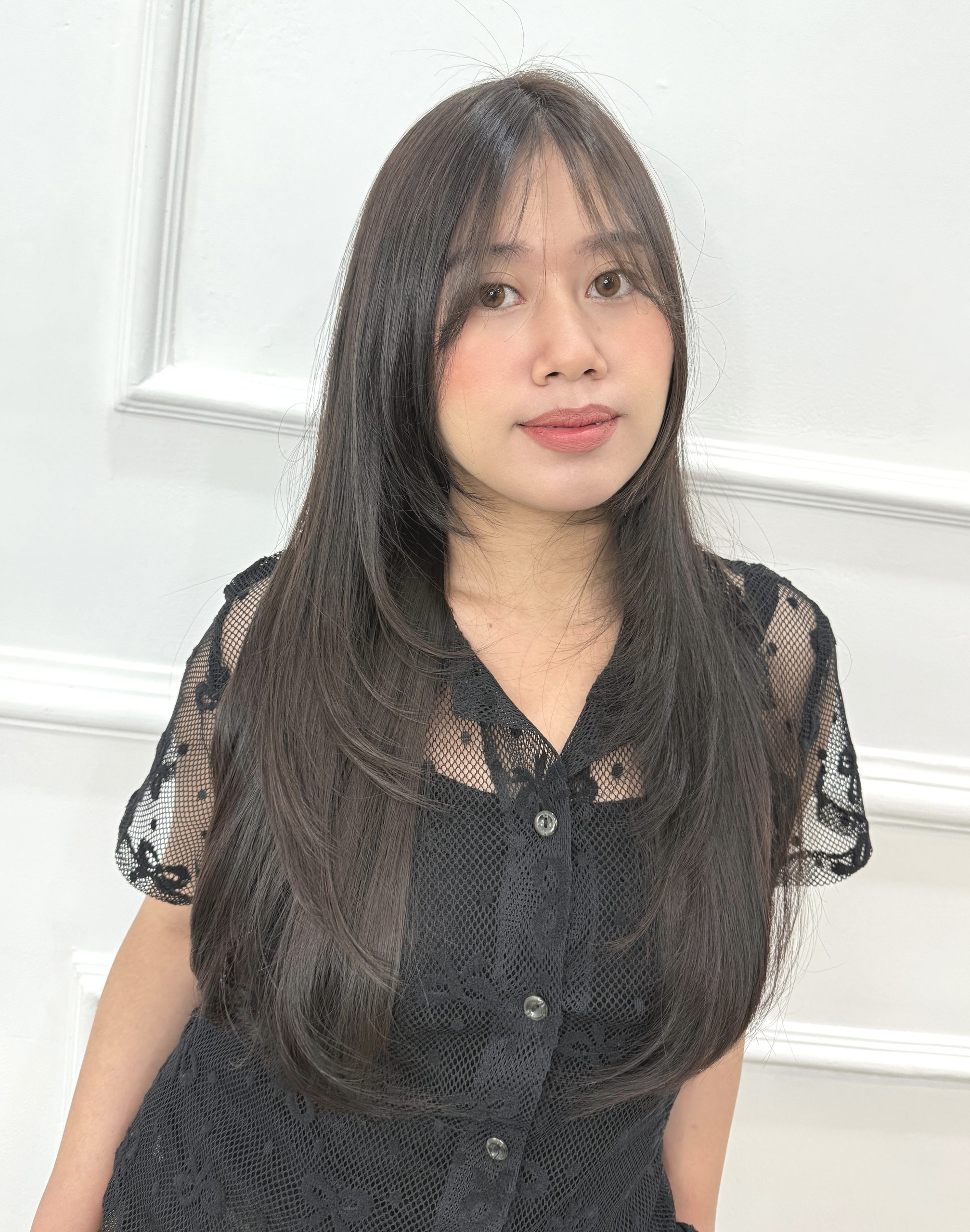Long Graduated Layer Cut × Natural Brown Hair Color